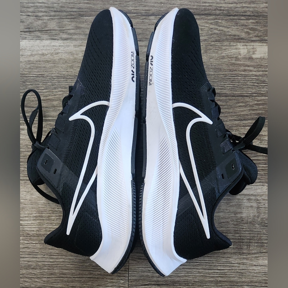 **EXCELLENT** Nike Air Zoom Pegasus 38 Sz 9.5 Black White Flyknit $120 Retail - Picture 6 of 9